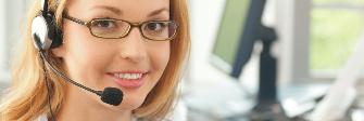 
Eine Mitarbeiterin des Customer Services telefoniert mit einem Headset