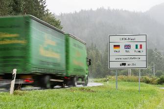 
Een bord langs de weg wijst op de tolplicht voor vrachtwagens in Duitsland.