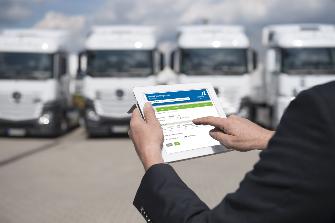 
O firmă de transport se conectează online printr-o tabletă