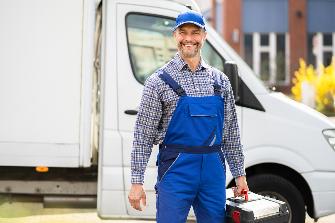 
Ремесленник стоит перед транспортным средством ремесленных предприятий