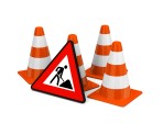 
Ein Verkehrszeichen „Baustelle“ steht neben einige Warnkegeln.