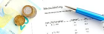 
Un bolígrafo y dinero en efectivo reposan sobre una lista detallada del peaje impresa.