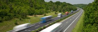 
Vrachtwagens rijden op een autosnelweg.