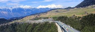 
Un drum cu taxă rutieră din Austria traversează un ținut muntos