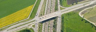 
Légi felvétel két díjköteles útról: egy főútvonal hídja felülről keresztez egy autópályát