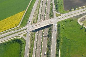
Zračna fotografija dviju cesta pod obvezom plaćanja cestarine: most na magistralnoj cesti presvođuje autocestu