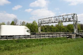 
Ein Lkw fährt auf eine Kontrollbrücke zu