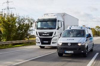 
Un vehículo de la oficina federal del transporte de mercancías (BAG) revisa un camión en un control móvil de peajes