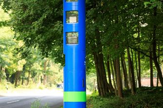 
Una columna de control azul de Toll Collect junto a una carretera nacional