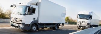 
Dva nákladní automobily podléhající povinnosti platit mýto na dálnici