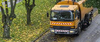 
Vozilo za čišćenje ceste koje ne podliježe plaćanju cestarine mete jesensko lišće