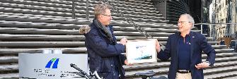 
Eberhard Brodhage vom ADFC übergibt das Zertifikat "Fahrradfreundlicher Arbeitgeber" an Gerhard Schulz, den Vorsitzenden der Toll Collect-Geschäftsführung.