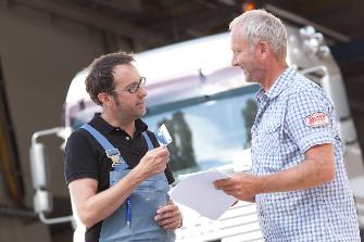 
Egy szervizpartner tanácsot ad egy tehergépjármű vezetőjének az OBU kezelése kapcsán